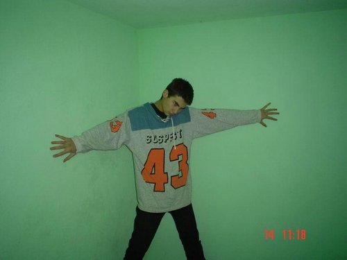 me pus la zid.jpg